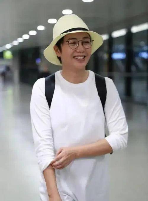 蒋岁定居英国定居英国，瘦得显老，网友感叹女神也挡不住岁月插图1