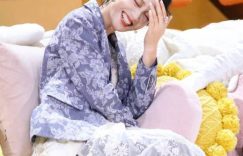 4在家晒美道~晒美照！周一围镜头下笑得甜甜的，还配文说：有快乐的味道~缩略图