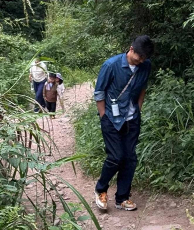 4在家晒美道~晒美照！周一围镜头下笑得甜甜的，还配文说：有快乐的味道~插图1