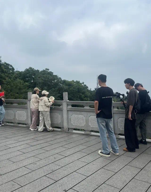 谢是太天跑节目，两天跑两个地方录节目，一口气爬200米山坡也太牛了吧插图
