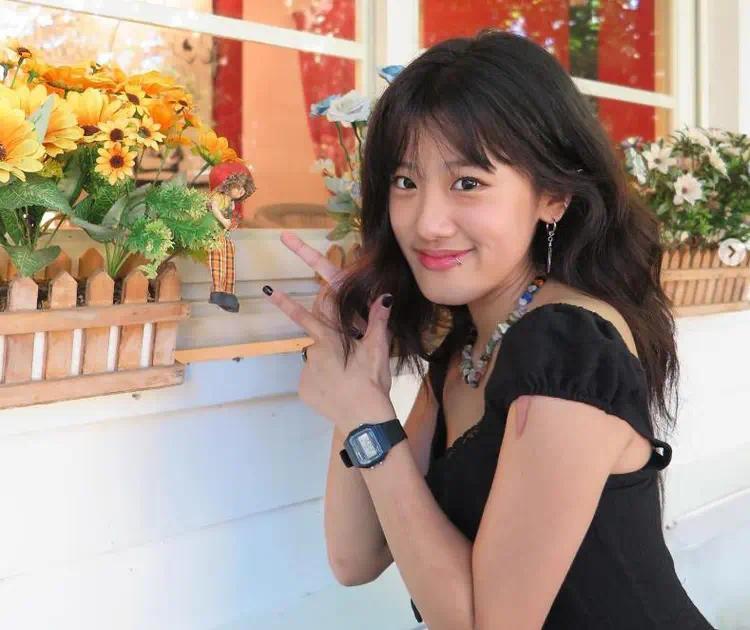 贾岁女儿梧岁女儿梧桐妹被疑辍学，晒街拍变美了插图1