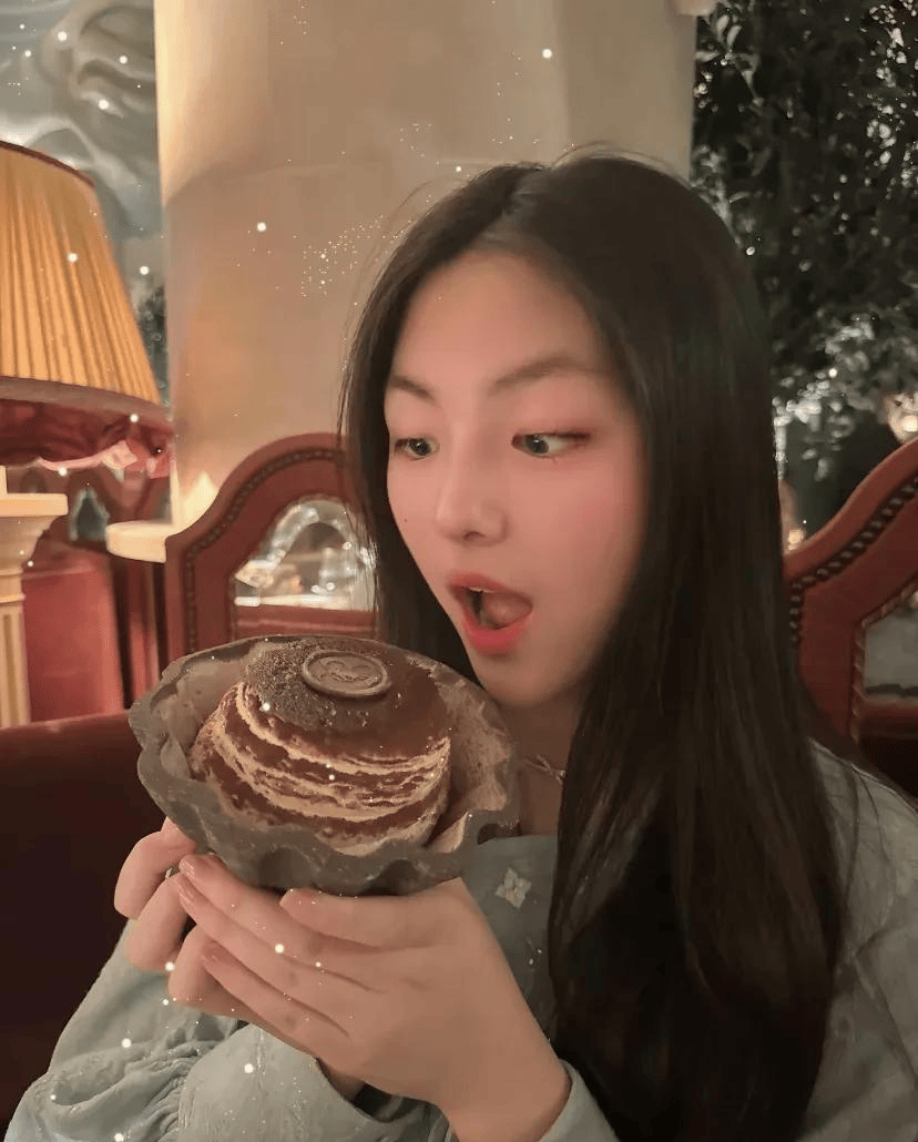 李大五张照片起发五张王诗龄的照片，母女俩在高档餐厅一起过假期插图1