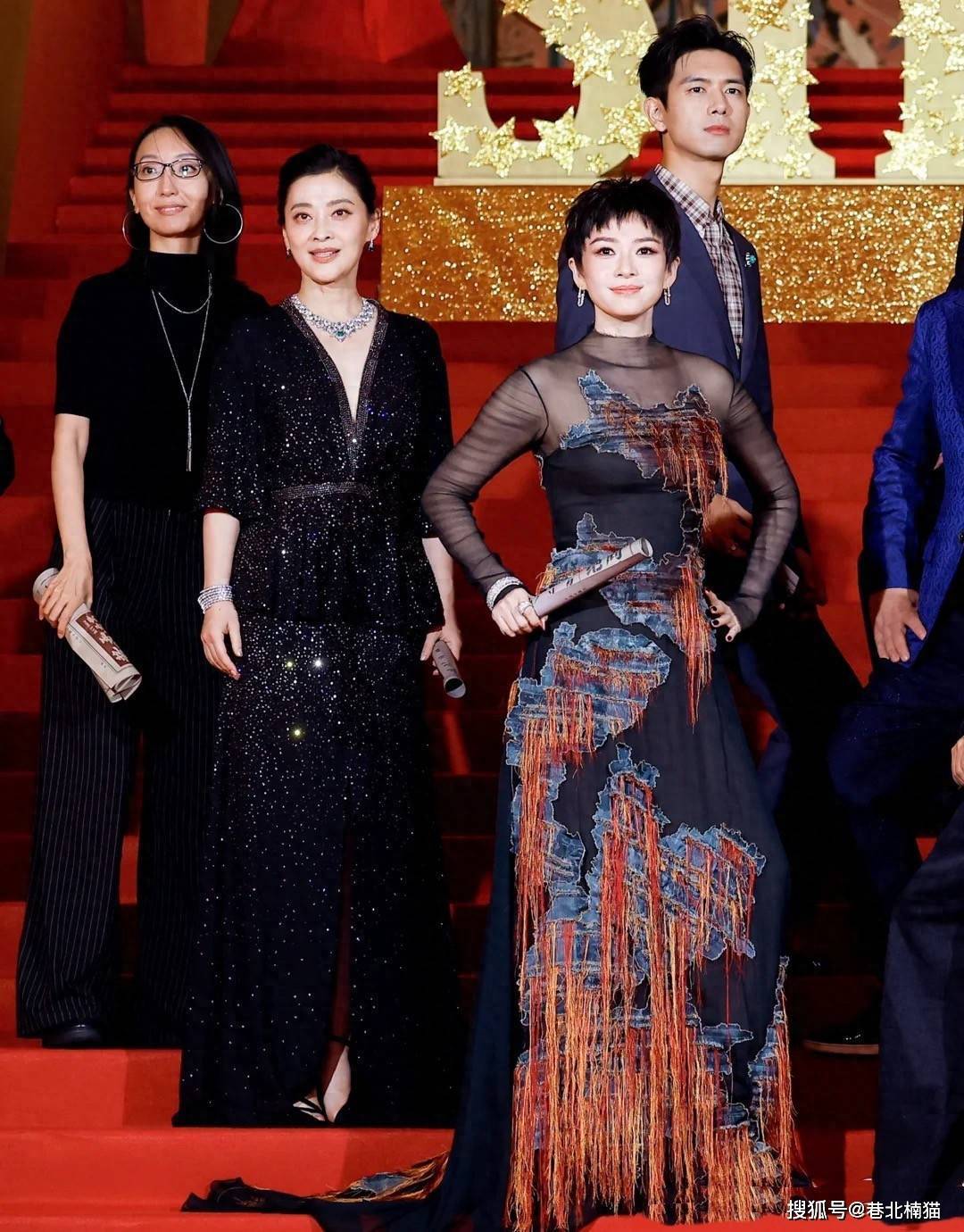 梅公接机，现身机，黑白配低调现身，牵手似父女插图