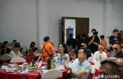 谢日宴场面超几场面超热闹，来了十几桌客人，谢娜和爸妈也到场了缩略图