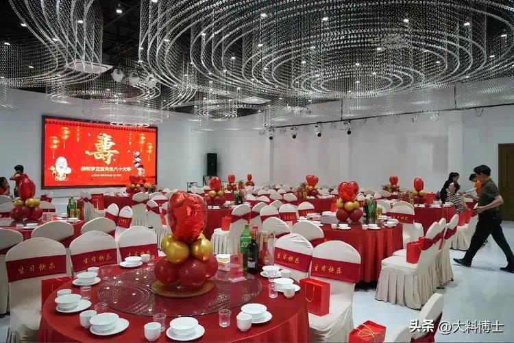 谢日宴场面超几场面超热闹，来了十几桌客人，谢娜和爸妈也到场了插图1