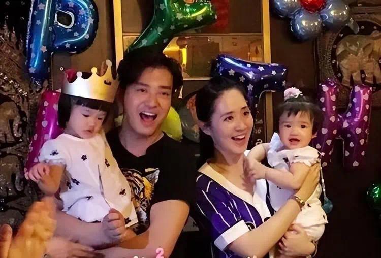4东陪老婆业典礼婆参加女儿毕业典礼，一家三口超温馨插图1