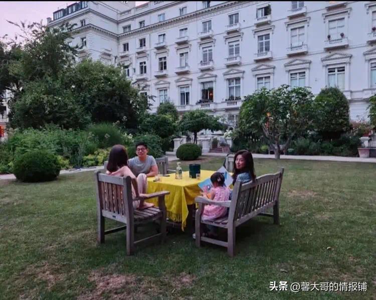 朱久啦！和得新啦！和女儿合影美得像复制粘贴，小姑娘爬树玩太萌了插图1