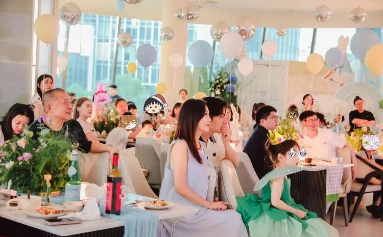 严儿过生日，姑娘日，7岁小胖墩变成漂亮小姑娘，一家三口颜值都在线插图1