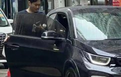 张个人去买水开豪车去买水被偶遇，54岁真实状态曝光：这颜值真的没修图？缩略图