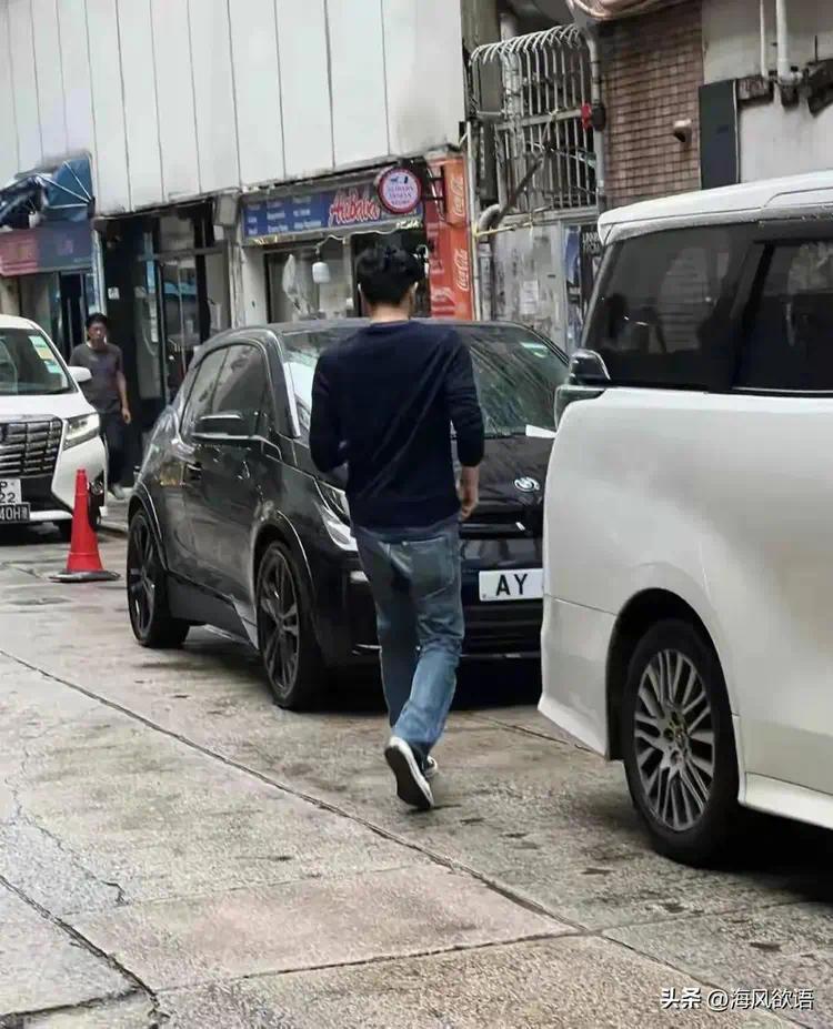 张个人去买水开豪车去买水被偶遇，54岁真实状态曝光：这颜值真的没修图？插图1