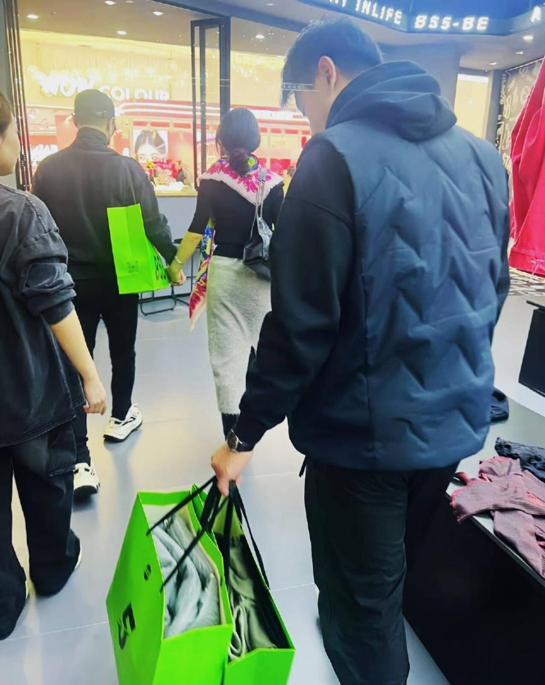 汪林起逛街，一起逛街，低调又甜蜜！插图1