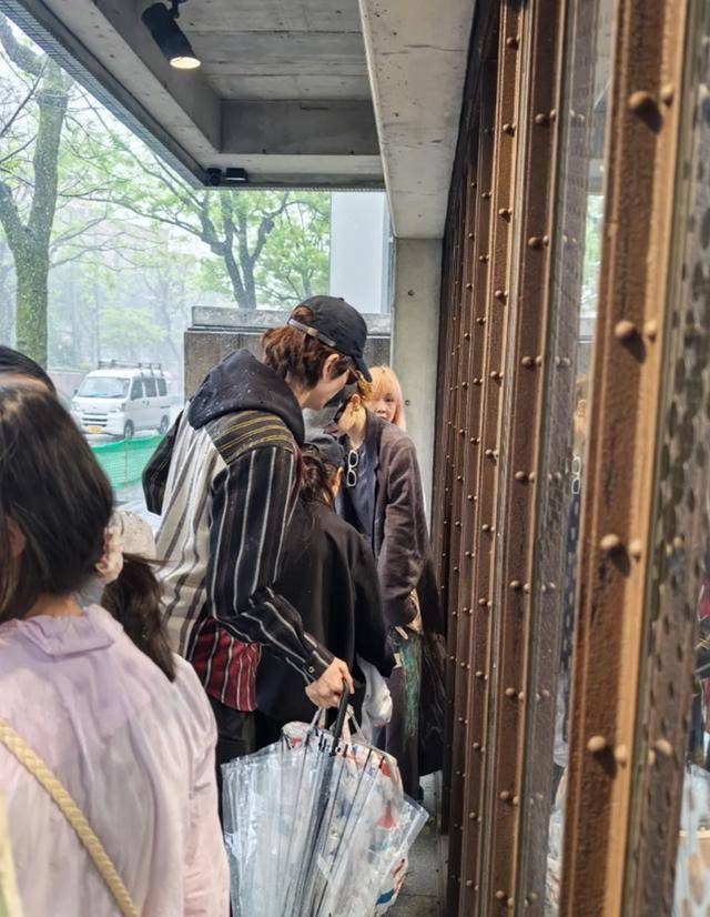 戚潮牌店子全家店，2岁儿子和李承铉发型一样，全家穿搭太有范儿插图1
