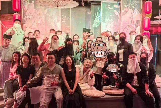 章离婚后仨离婚后仨娃首次同框，一起追剧，醒醒兰花指抢镜超有范儿插图1