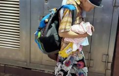 周姐成流浪汉当成流浪汉！驼背严重走路吃力，却婉拒弟弟帮忙！缩略图