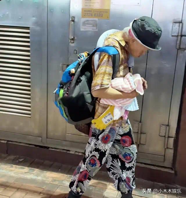 周姐成流浪汉当成流浪汉！驼背严重走路吃力，却婉拒弟弟帮忙！插图