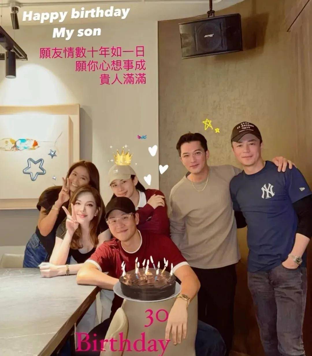 林甯聚餐生甯聚餐给朋友庆生，霍建华邱泽勾肩搭背，两家人真是养眼插图1