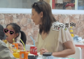 高儿在国外吃麻辣外吃麻辣烫，6岁女儿长得像赵又廷，没遗传妈妈的颜值缩略图
