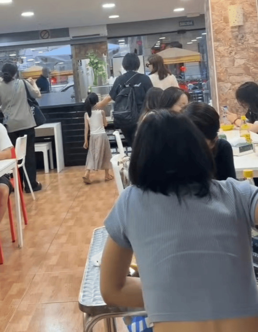 高儿在国外吃麻辣外吃麻辣烫，6岁女儿长得像赵又廷，没遗传妈妈的颜值插图1
