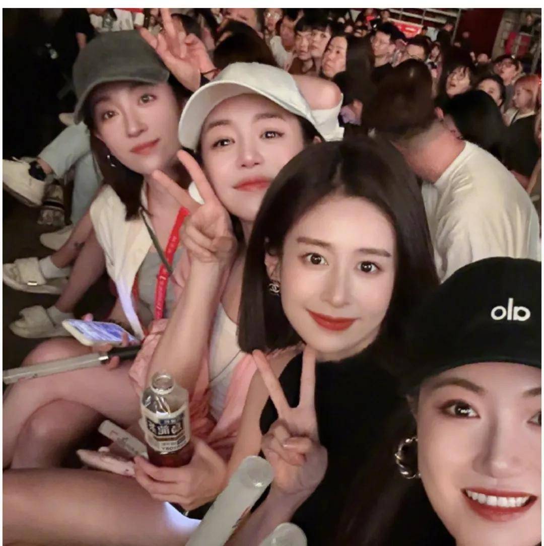 陈儿一起去看差起去看演唱会，虽然差6岁，但陈妍希看起来更年轻插图1