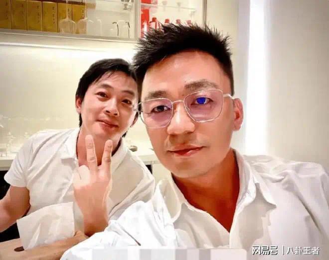 王走偶像路线偶像路线？戴金框眼镜穿白衬衫神似汪小菲插图