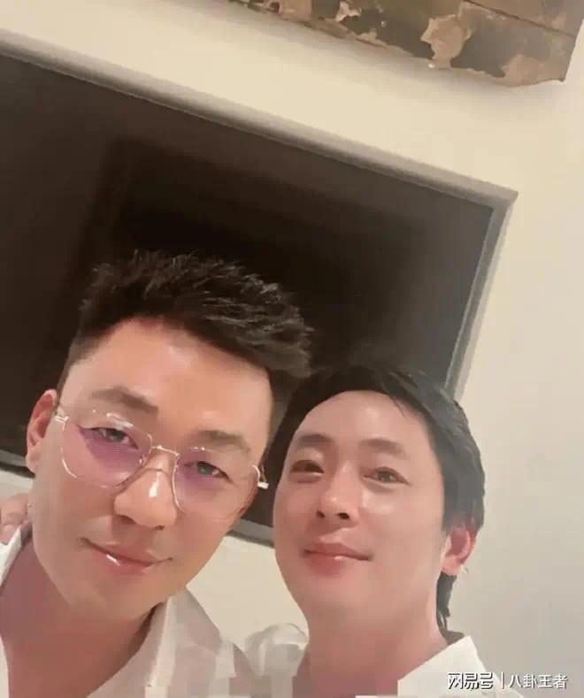 王走偶像路线偶像路线？戴金框眼镜穿白衬衫神似汪小菲插图1