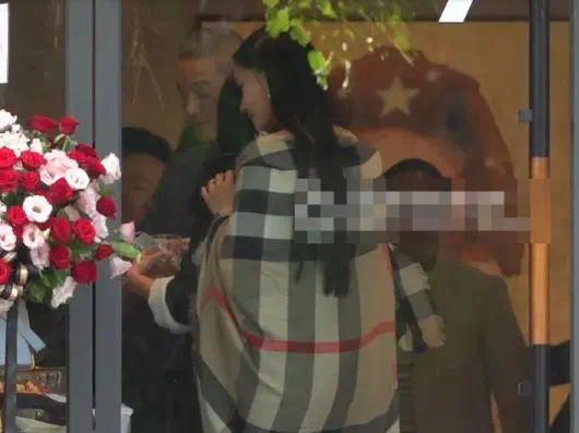 小身，疗气着画展，疗伤四个月气色超好，老公全程陪着插图1