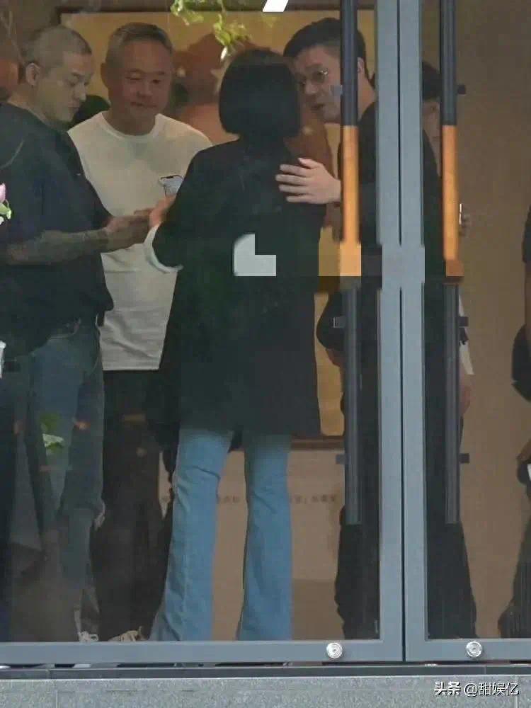 许妻女儿办带二女儿办画展，小S笑得开心瘦了不少插图