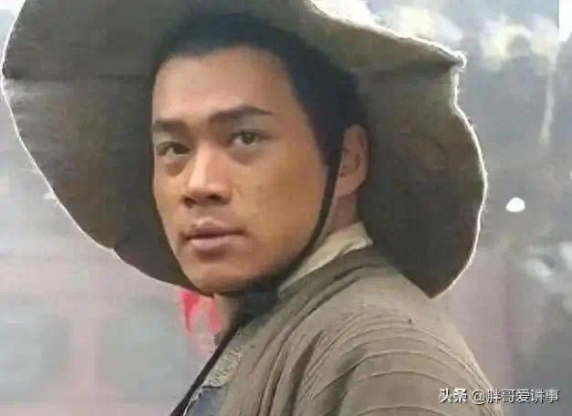 丁婆孩子回淄博子回淄博祭祖，19岁儿子少见露脸，老婆穿得很低调插图