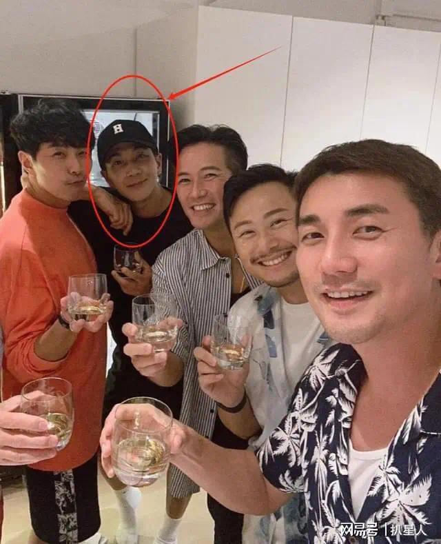 刘曝光！眯，光！眯眼尬笑被吐槽太油腻，和杨幂同框像两代人插图1