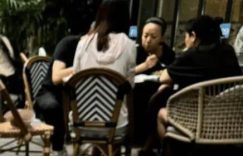 贾00斤吃饭，了！和宋丹丹在北京吃饭，宽肩厚背简直认不出来，是不是又胖回来了？缩略图