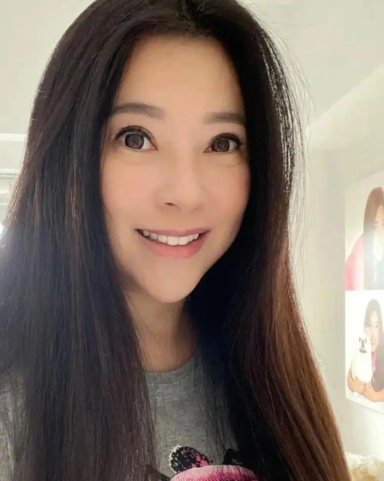 美新疆旅游晒新疆旅游照，尖下巴抢镜，前夫入狱后离婚插图