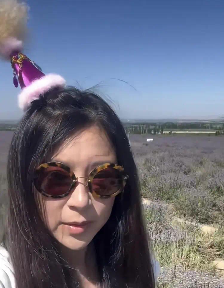 美新疆旅游晒新疆旅游照，尖下巴抢镜，前夫入狱后离婚插图1