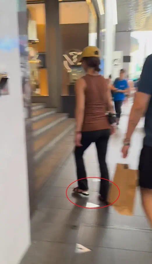 杨身商场购物，商场购物，孕晚期身形浮肿只能穿拖鞋插图1