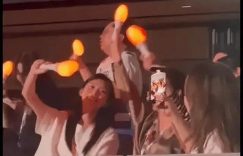 奚婆一起嗨唱一起嗨唱周杰伦演唱会，有说有笑超亲密缩略图