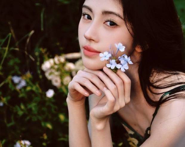 鞠绿色玫瑰长色玫瑰长裙美如画，吊带设计显白嫩，清纯气质爆棚插图