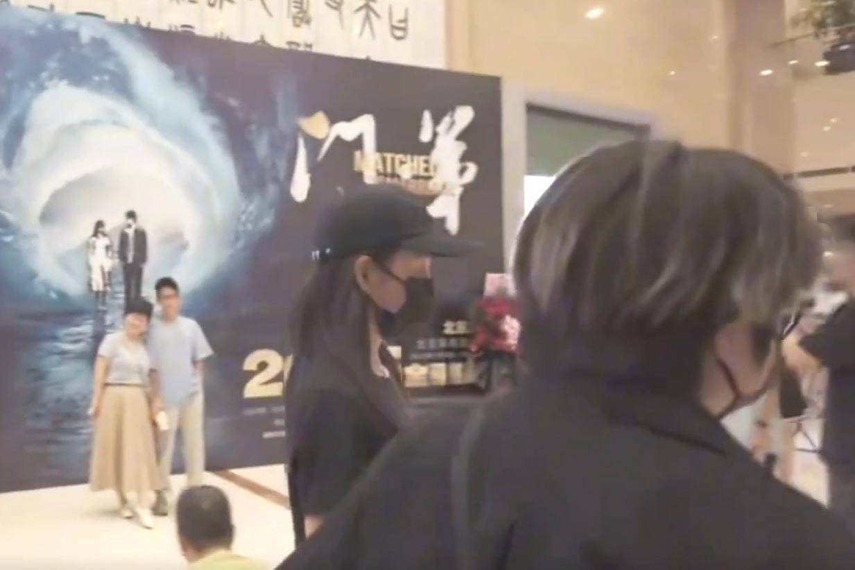 王手何九C？看何九华话剧坐C位不避嫌，男方4月刚说过单身插图1