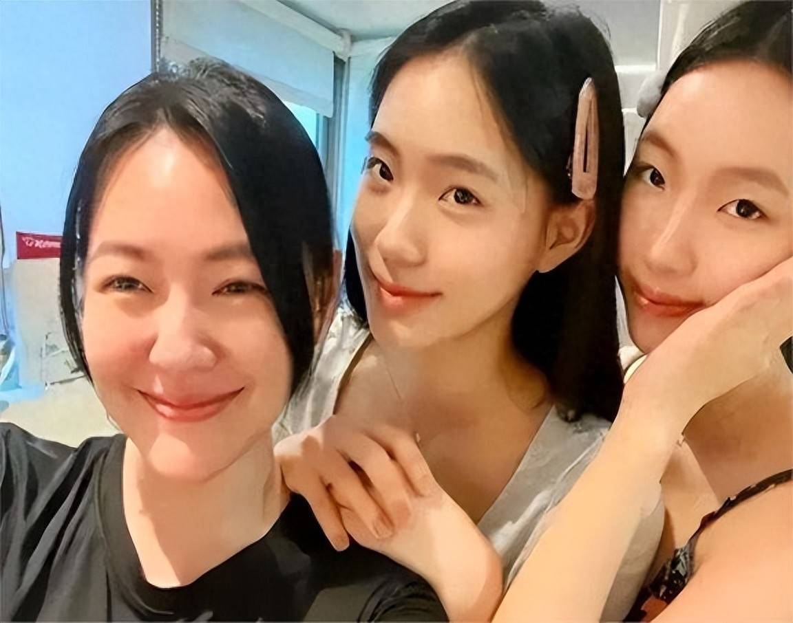 小个度假，穿韩国度假，穿得挺成熟，大长腿超抢镜，具俊晔还安排朋友陪着插图