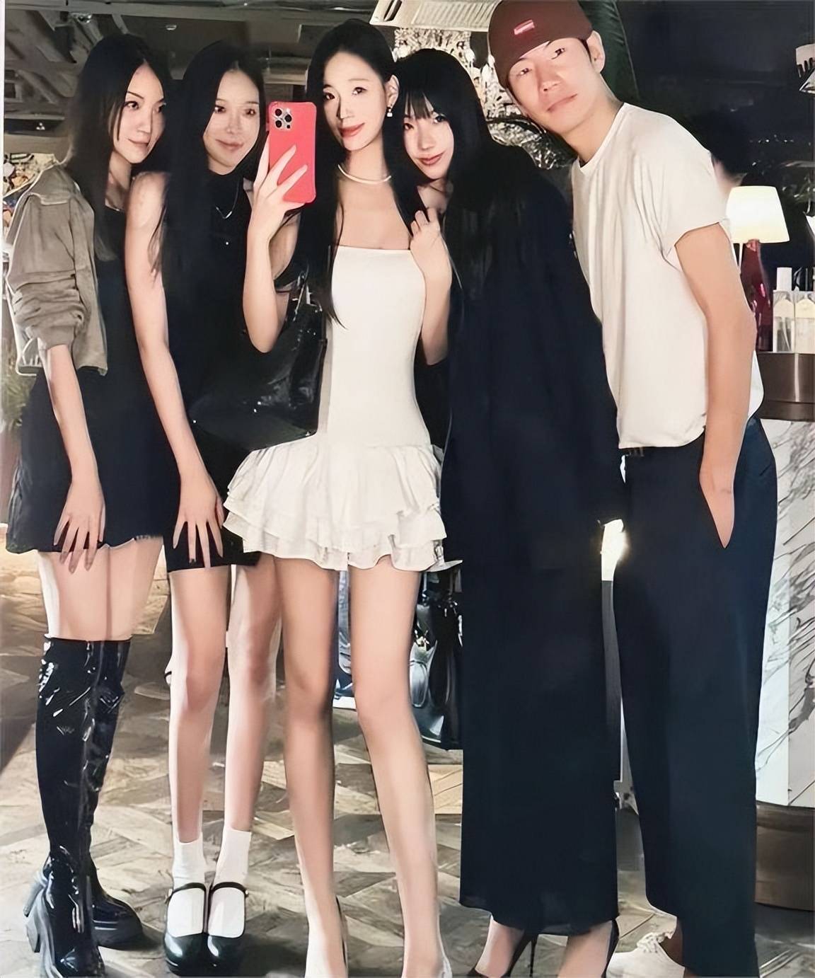 小个度假，穿韩国度假，穿得挺成熟，大长腿超抢镜，具俊晔还安排朋友陪着插图1