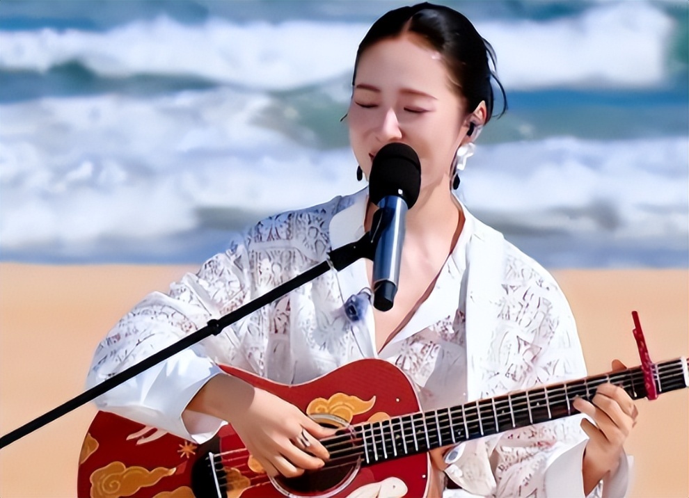 级背后：她称号背后：她出道26年风波不断，42岁却像24插图