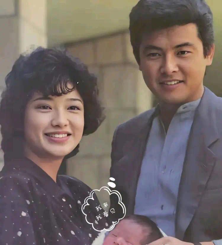 7友和再和友和再创纪录，和老婆恩爱45年，山口百惠像换了个人插图