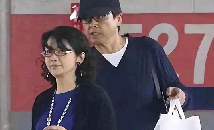 7友和再和友和再创纪录，和老婆恩爱45年，山口百惠像换了个人插图1