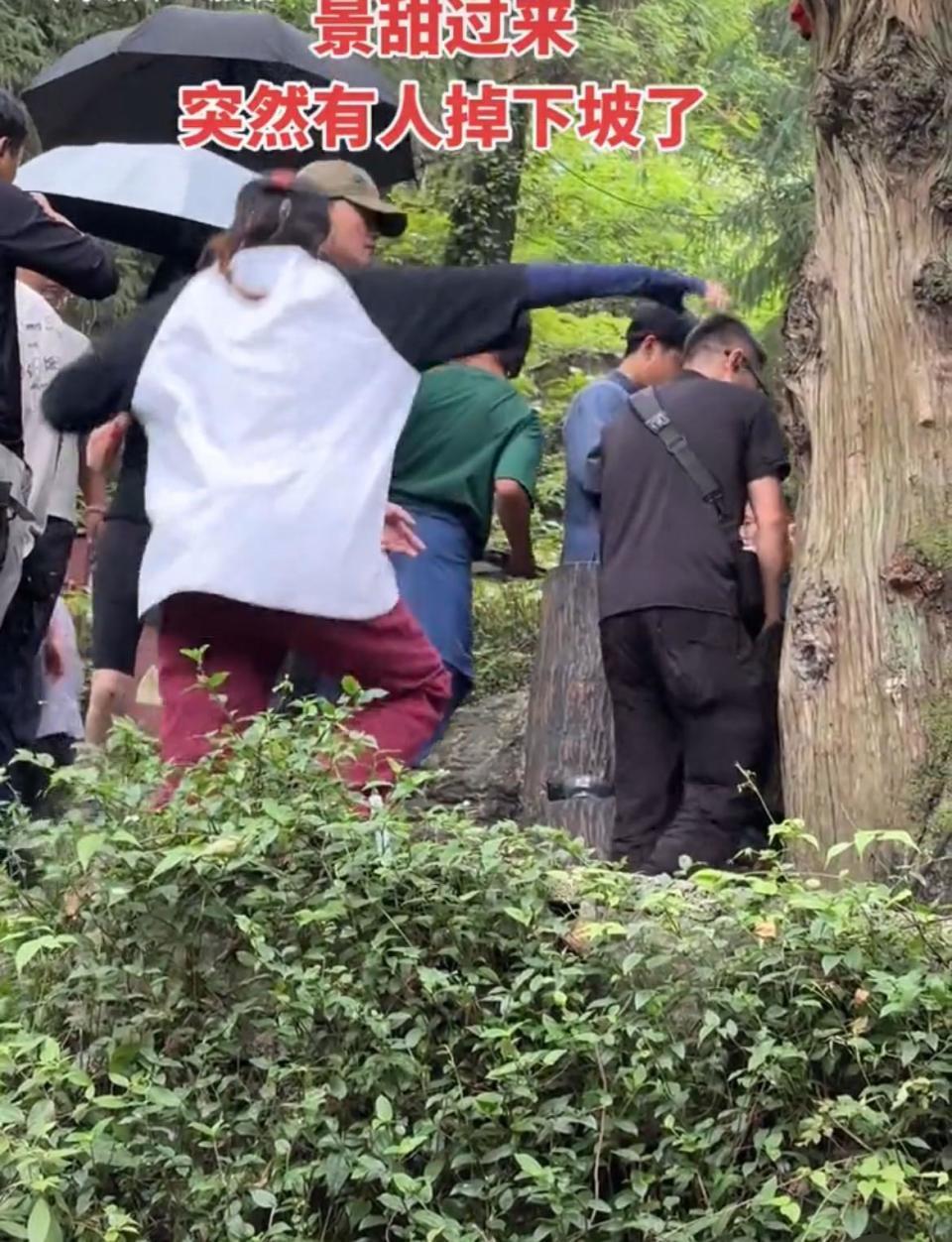 景西时，员摔下时，一工作人员摔下坡，她赶紧上前关心并提醒大家注意安全插图