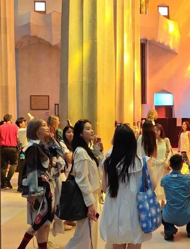刘诗西班牙牙旅游，白衬衫配白裙清爽又好看插图