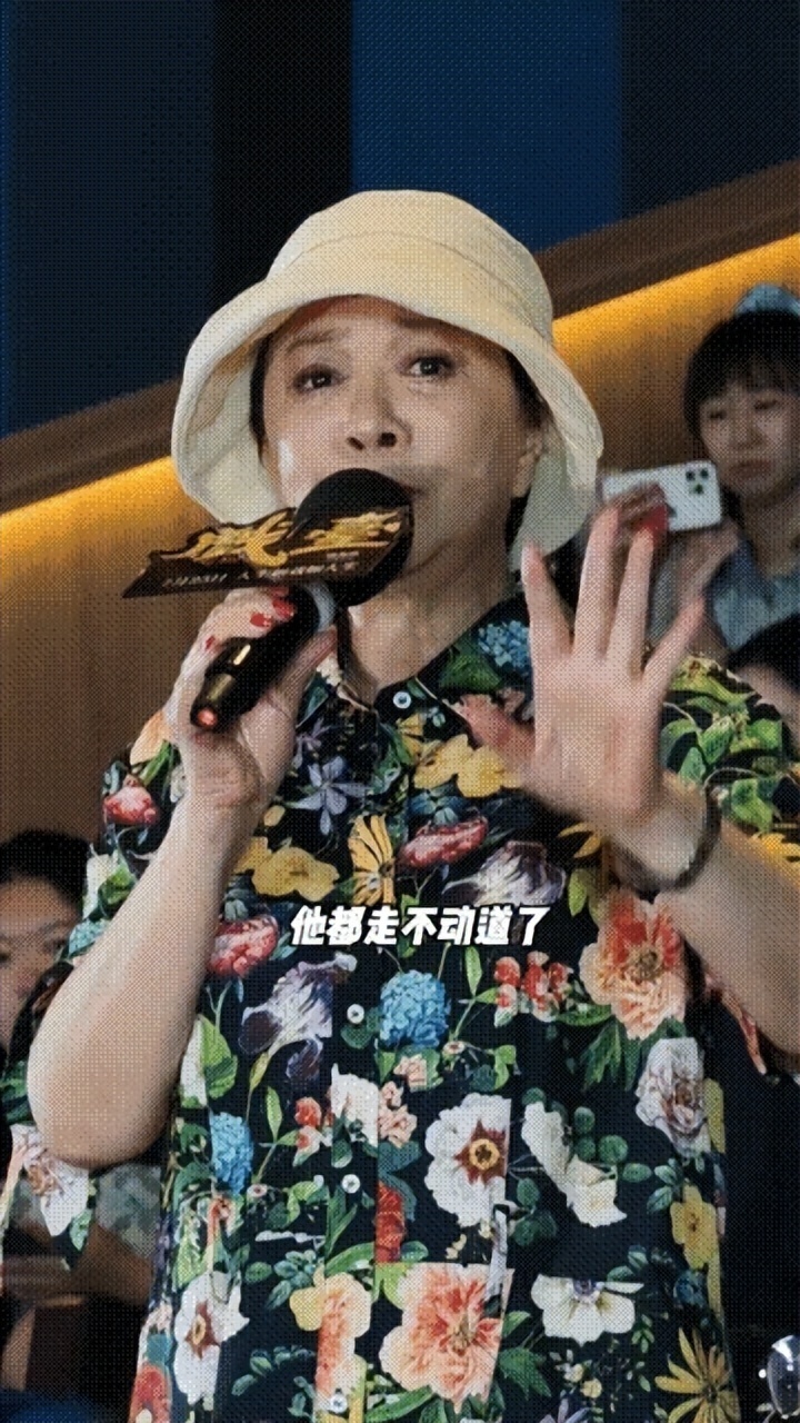 蔡穿花裙子不僵裙子好美，支持陈佩斯电影看哭了，瘦了好多脸也不僵了插图1