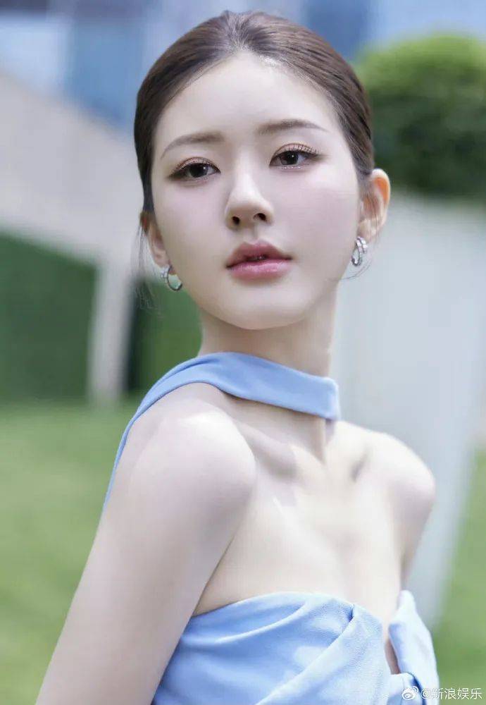 赵回应整容和应整容传闻：变脸是因为换妆和发型频繁插图