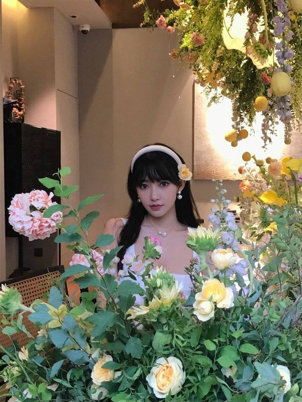 程色裙曲线变，裙曲线超赞！和鲜花合影秒变清新氧气美女，氛围感十足插图1