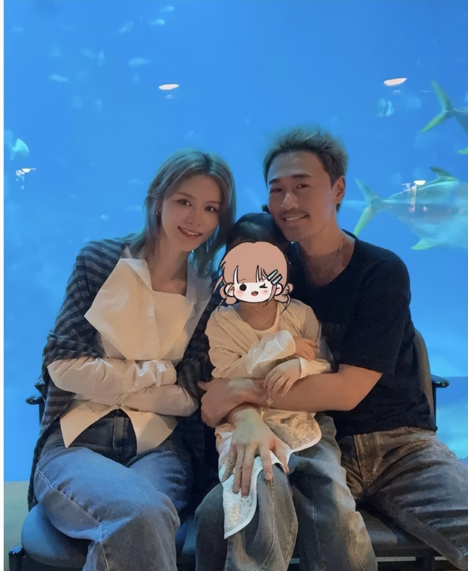 林峯张馨月新加坡度假引争议：女性化手链VS朴素穿搭，爱与物质的真实较量插图