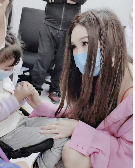 从《火玫瑰》到慈善人生：温碧霞的逆袭之路与未愈童年伤痕插图1