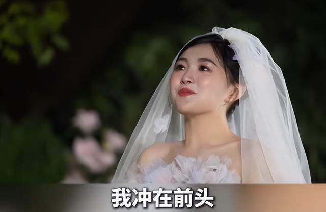 金龟子女儿补办婚礼现场宣布怀二胎！13岁初恋修成正果，25岁当妈获丈夫深情告白插图