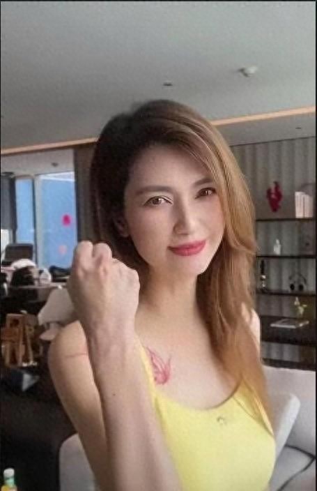 女星隐秘生育图鉴：当人设崩塌后，她们选择成为单亲妈妈插图